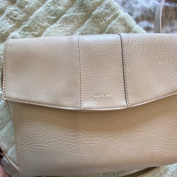 Mat and Nat vegan leather crossbody bag in beige - Picture 4 of 8